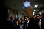 O deputado federal Nikolas Ferreira deixa seu gabinete após conceder entrevista à Folha