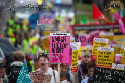 Protest against far-right campaigners targeting migrants in Epping