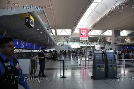 Movimentação de passageiros no aeroporto jfk em nova york.
