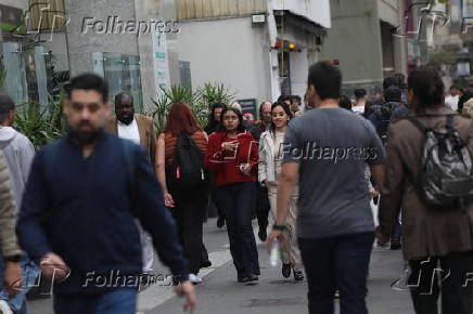Pedestres caminham pela Av. Paulista