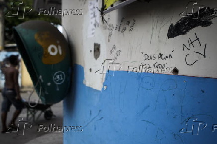 Marcas de tiro em parede de associação no complexo da Maré