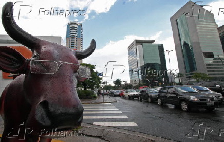 Vaca durante a Cow Parade, na avenida