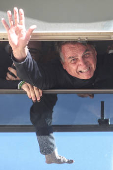 Bolsonaro acena para apoiadores pela janela do Brasil 21, sedo do PL