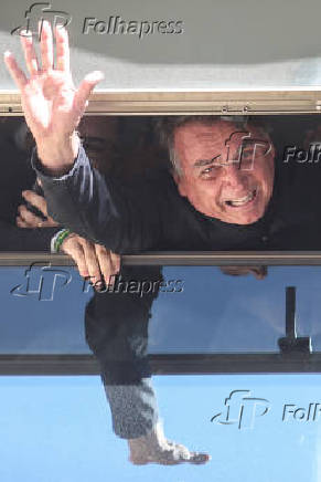 Bolsonaro acena para apoiadores pela janela do Brasil 21, sedo do PL