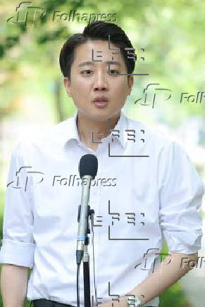 Minor party's presidential candidate campaigns in Seoul
