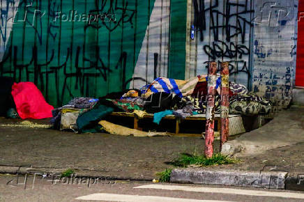 Moradores de rua enfrentam frio em SP