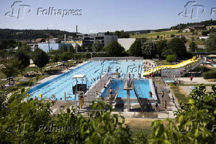 Puntrut JU municipality bans non-Swiss residents from entering the outdoor pool