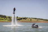 Turista pratica o flyboard em represa do Sistema Cantareira