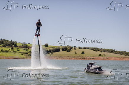 Turista pratica o flyboard em represa do Sistema Cantareira
