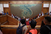 Tourists flock to the presidential Blue House before its closure