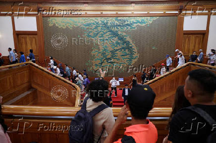 Tourists flock to the presidential Blue House before its closure