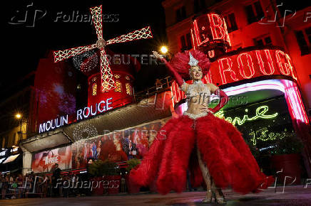 The Moulin Rouge sails turn again in Paris