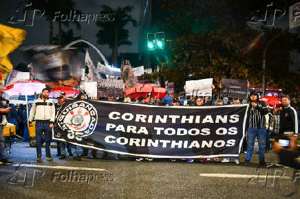 Torcedores do Corinthians protestam em frente ao Parque São Jorge
