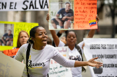 Familias de venezolanos en El Salvador exigen pruebas de vida de sus parientes detenidos