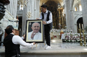 Feligreses de México rezan por el eterno descanso del papa Francisco