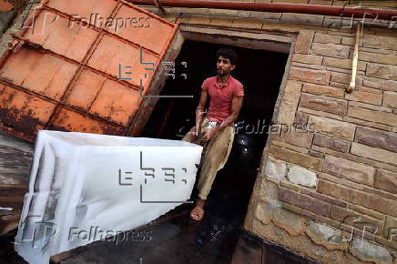 Workers battle heatwave at Karachi ice factory
