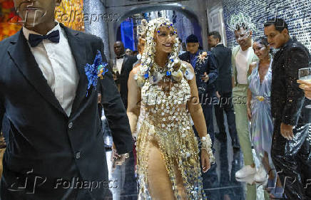 Paolla Oliveira reina no baile do Copacabana Palace