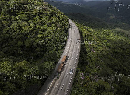 Vista aérea da Rodovia dos Imigrantes e túnel em São Vicente