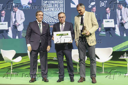 Homenagem a alexandre parola, com o ney bittencourt de araújo na 24º congresso brasileiro do agronegócio