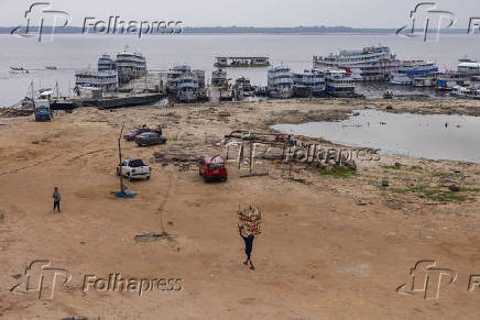 Carregadores movimentam mercadorias no Porto de Manaus