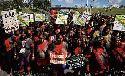 Indígenas de várias etnias participam de marcha em Brasília