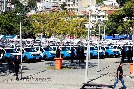Governador do rio, claudio castro entrega carros para policia militar do estado
