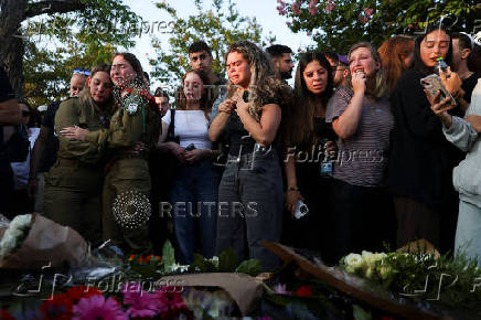 People mourn Israeli soldier Staff Sergeant Lior Steinberg, in Petah Tikva