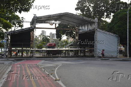 Montagem dos palcos para os shows da Festa das Neves 2025