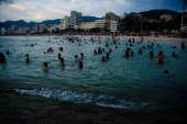 Banhistas são vistos aproveitando o verão do Rio de Janeiro