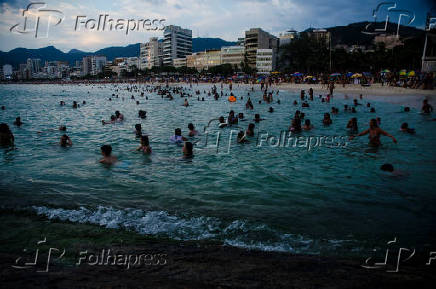 Banhistas são vistos aproveitando o verão do Rio de Janeiro
