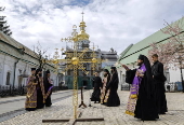 Installation of the cross on Kyiv's Trinity Gate Church after restorarion