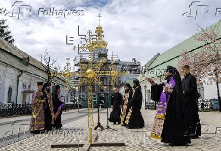 Installation of the cross on Kyiv's Trinity Gate Church after restorarion