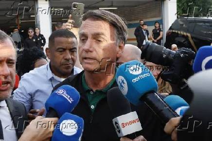 O ex-presidente Jair Bolsonaro fala com a imprensa após prestar depoimento na PF