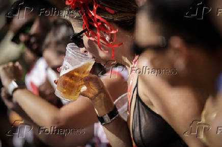 Foliã bebe cerveja no Urubó durante carnaval na Freguesia do Ó