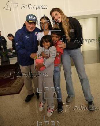 Venezuela recibe a siete niños que asegura estaban 