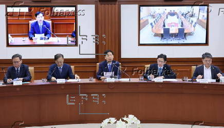 Meeting of economy-related ministers at the government complex