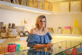 A empresária Fabiani Christine em sua papelaria, Dot Paper, em Brasília