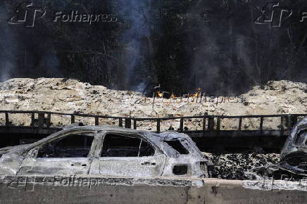 Caminhão de combustível tomba e pega fogo na BR-101, em Palhoça (SC)