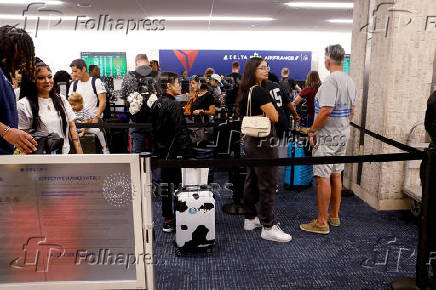 FILE PHOTO: Airlines ground flights in Tampa