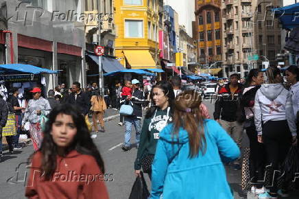 Movimentação na rua 25 de Março