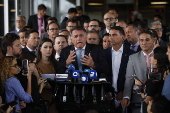 O ex-presidente Jair Bolsonaro fala com a imprensa na saída do senado