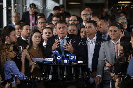 O ex-presidente Jair Bolsonaro fala com a imprensa na saída do senado