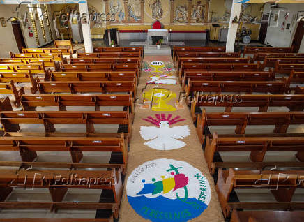 Tradicionais tapetes de Corpus Christi, feitos no corredor da igreja Santo André Apóstolo