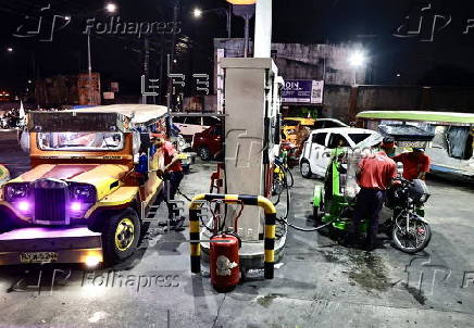 Motorists rush to gasoline stations to fill tanks amid increase of fuel prices