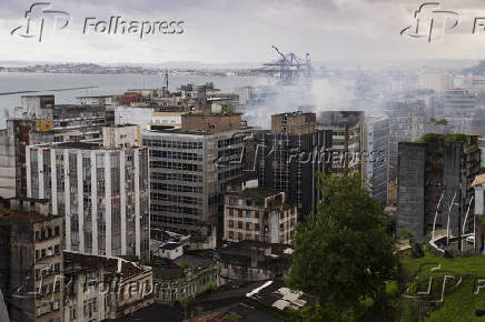 Incêndio atinge prédios no Centro Histórico de Salvador