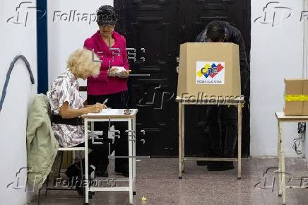 Abren los centros de votación para comicios municipales y consulta popular en Venezuela