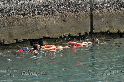 Siete fallecidos y un bebé desaparecido al volcar un cayuco en el puerto de La Restinga
