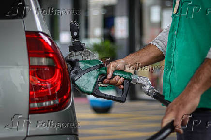 Postos de combustíveis reduzem preço da gasolina após corte nas refinarias.