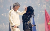 Robbie williams e laura pausini lideram a inesquecível preparação para a copa do mundo de clubes da fifa na partida final entre chelsea e psg.