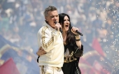 Robbie williams e laura pausini lideram a inesquecível preparação para a copa do mundo de clubes da fifa na partida final entre chelsea e psg.
